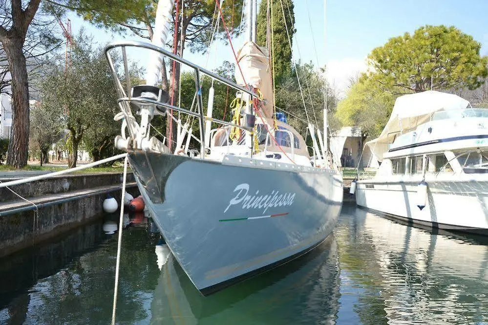 Principessa Barca A Vela Hotel Toscolano Maderno Italy
